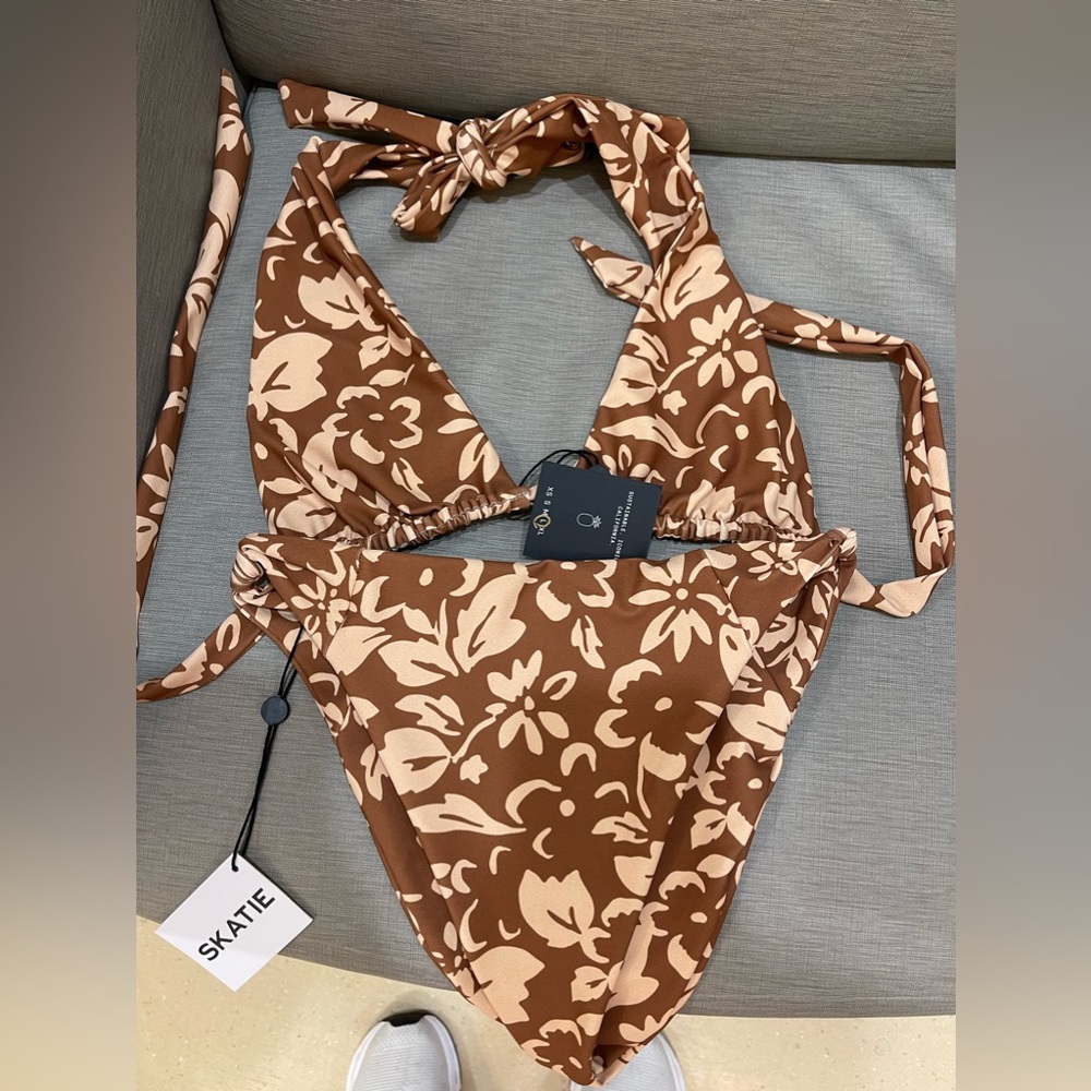 COPY - Skatie bikini, top size large, bottoms size small
